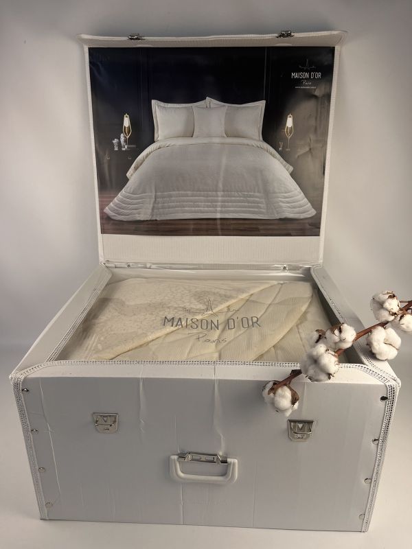Покривало Maison D'or Corinne Hermes 260x260 Ecru